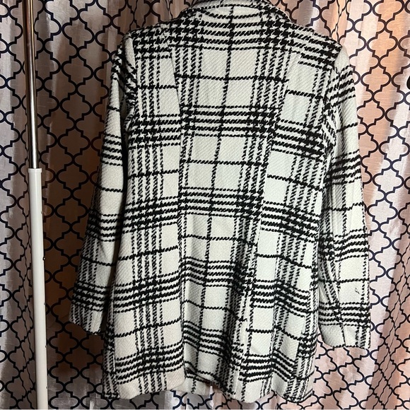 Fully lined double breasted buffalo plaid coat. - Picture 7 of 7